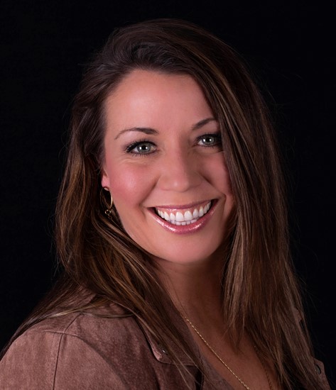 kellogg-sara Portrait of Dr. Sara Kellogg, dentist at Kellogg & Latz Dentistry.